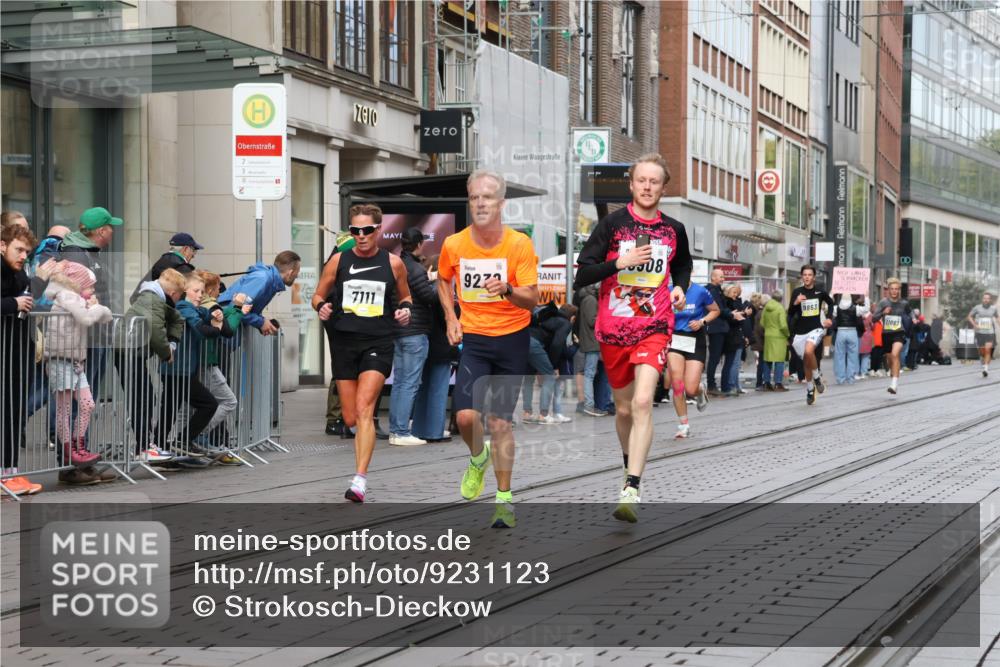 05.10.2025 - 20. swb-Marathon Bremen Strokosch-Dieckow http://msf.ph/oto/9231123 05.10.2025 10:39:06 Ziel 7111, 9239, 9289, 9671, 9863, 10525, 10908, 11067, 11343, 11418, 11474, 7111, 9239, 9289, 9671, 9863, 10525, 10908, 11067, 11343, 11418, 11474 meine-sportfotos.de