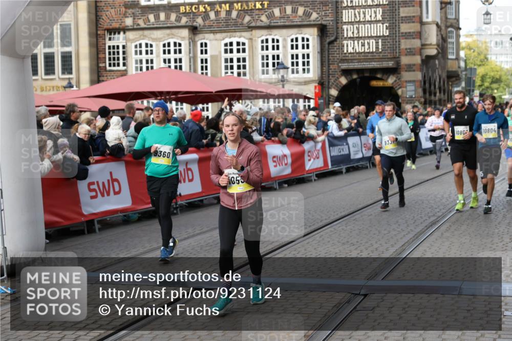 05.10.2025 - 20. swb-Marathon Bremen Yannick Fuchs http://msf.ph/oto/9231124 05.10.2025 11:02:52 Ziel 9331, 9360, 9516, 9841, 10129, 10510, 10530, 10803, 10804, 10825, 10826, 11024, 11193 meine-sportfotos.de
