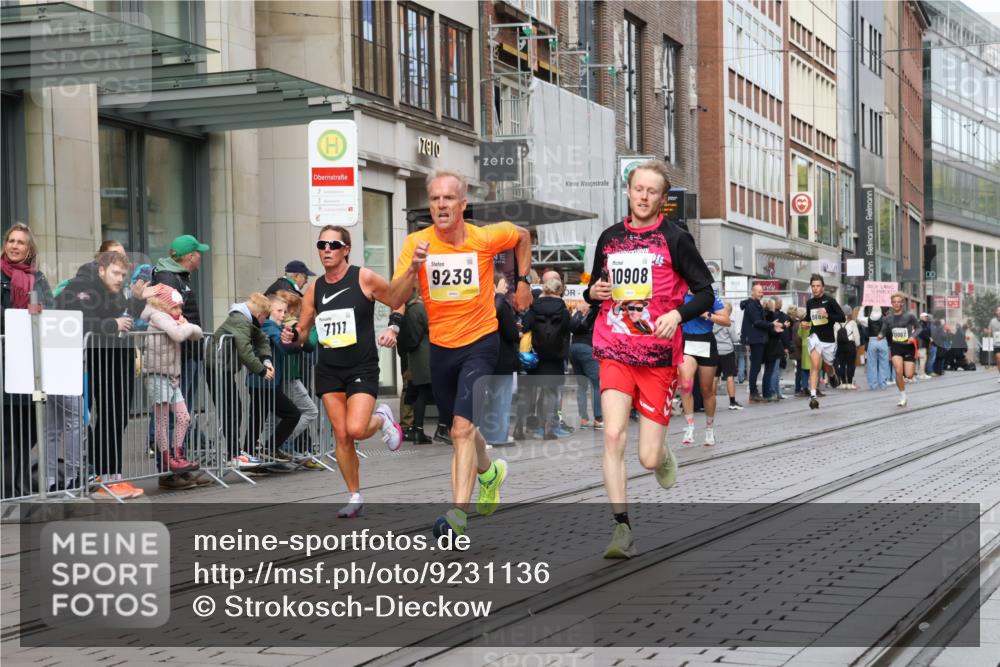 05.10.2025 - 20. swb-Marathon Bremen Strokosch-Dieckow http://msf.ph/oto/9231136 05.10.2025 10:39:06 Ziel 7111, 9239, 9289, 9671, 9863, 10525, 10908, 11067, 11343, 11418, 11474, 7111, 9239, 9289, 9671, 9863, 10525, 10908, 11067, 11343, 11418, 11474 meine-sportfotos.de