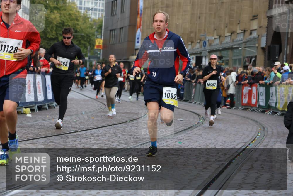 05.10.2025 - 20. swb-Marathon Bremen Strokosch-Dieckow http://msf.ph/oto/9231152 05.10.2025 10:52:19 Ziel 9172, 9584, 9955, 9987, 10507, 10719, 10900, 10927, 11128, 11458, 11491, 11528, 11665 meine-sportfotos.de
