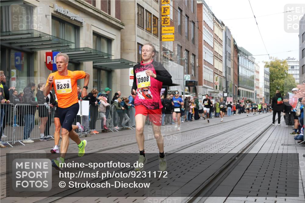 05.10.2025 - 20. swb-Marathon Bremen Strokosch-Dieckow http://msf.ph/oto/9231172 05.10.2025 10:39:08 Ziel 7111, 9239, 9289, 9671, 9863, 10525, 10908, 11067, 11343, 11418, 11474, 7111, 9239, 9289, 9671, 9863, 10525, 10908, 11067, 11343, 11418, 11474 meine-sportfotos.de