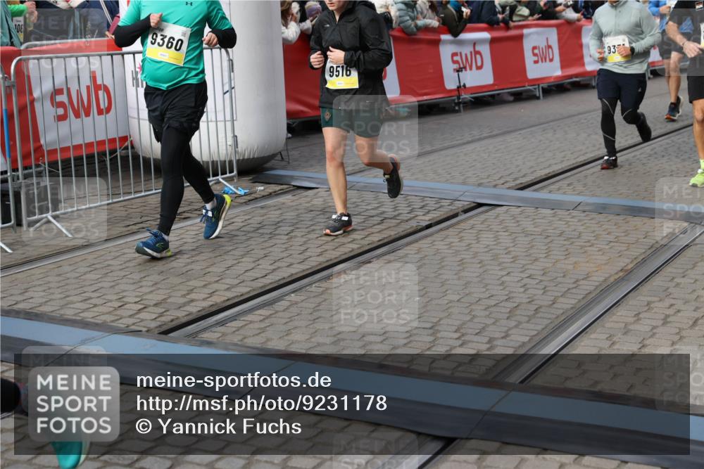 05.10.2025 - 20. swb-Marathon Bremen Yannick Fuchs http://msf.ph/oto/9231178 05.10.2025 11:02:53 Ziel 9331, 9360, 9516, 9841, 10129, 10510, 10530, 10734, 10803, 10804, 10826, 10940, 11024, 11193 meine-sportfotos.de