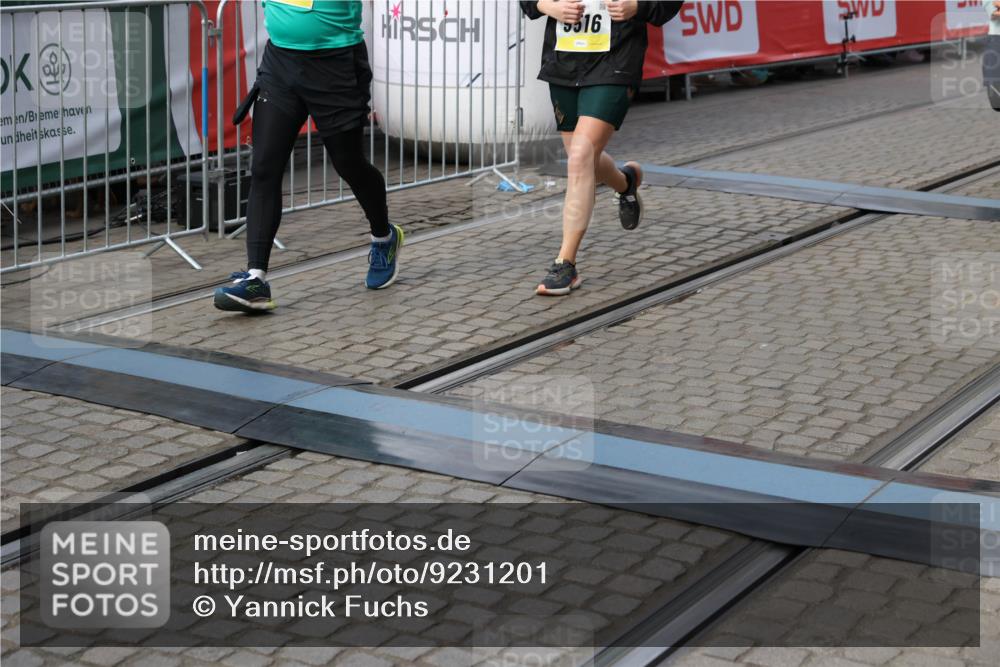 05.10.2025 - 20. swb-Marathon Bremen Yannick Fuchs http://msf.ph/oto/9231201 05.10.2025 11:02:54 Ziel 9331, 9360, 9516, 9841, 10129, 10510, 10530, 10734, 10803, 10804, 10940, 11024, 11193, 11576 meine-sportfotos.de