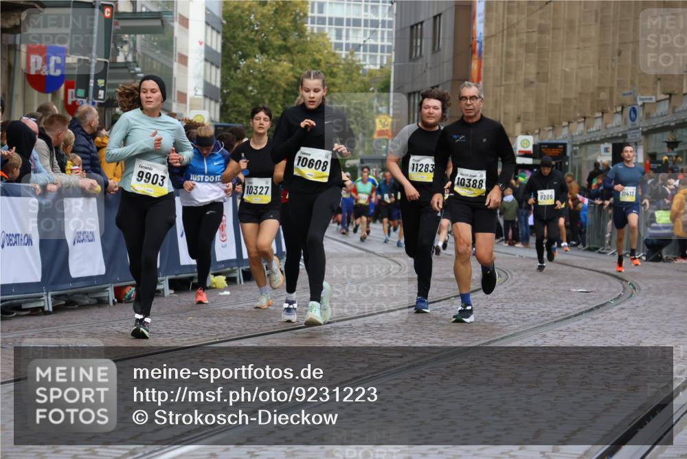 05.10.2025 - 20. swb-Marathon Bremen Strokosch-Dieckow http://msf.ph/oto/9231223 05.10.2025 10:52:29 Ziel 8888, 9172, 9439, 9903, 10241, 10327, 10388, 10608, 11283, 11387, 11413, 11528 meine-sportfotos.de