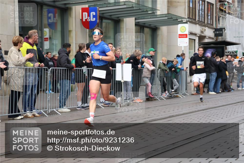05.10.2025 - 20. swb-Marathon Bremen Strokosch-Dieckow http://msf.ph/oto/9231236 05.10.2025 10:39:10 Ziel 7111, 9239, 9289, 9671, 9863, 10525, 10908, 11067, 11343, 11418, 11474, 7111, 9239, 9289, 9671, 9863, 10525, 10908, 11067, 11343, 11418, 11474 meine-sportfotos.de