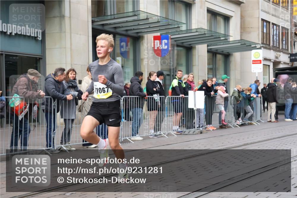 05.10.2025 - 20. swb-Marathon Bremen Strokosch-Dieckow http://msf.ph/oto/9231281 05.10.2025 10:39:13 Ziel 7111, 9239, 9289, 9671, 9863, 10525, 10753, 11067, 11343, 11349, 11418, 11474, 7111, 9239, 9289, 9671, 9863, 10525, 10753, 11067, 11343, 11349, 11418, 11474 meine-sportfotos.de