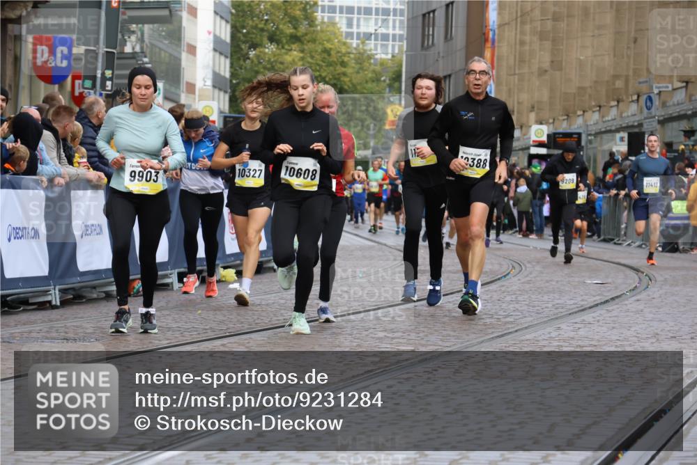 05.10.2025 - 20. swb-Marathon Bremen Strokosch-Dieckow http://msf.ph/oto/9231284 05.10.2025 10:52:29 Ziel 8888, 9172, 9439, 9903, 10241, 10327, 10388, 10608, 11283, 11387, 11413, 11528 meine-sportfotos.de