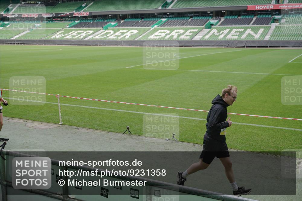 05.10.2025 - 20. swb-Marathon Bremen Michael Burmester http://msf.ph/oto/9231358 05.10.2025 10:30:10 Laufen im Stadion 7202, 7733, 8866, 9014, 9199, 9209, 9233, 9240, 9255, 9259, 9261, 9299, 9317, 9369, 9385, 9435, 9437, 9452, 9485, 9578, 9579, 9583, 9630, 9658, 9663, 9689, 9704, 9740, 9761, 9803, 9832, 9889, 9906, 9966, 9975, 10022, 10118, 10159, 10170, 10221, 10224, 10227, 10241, 10246, 10346, 10376, 10392, 10400, 10432, 10443, 10507, 10534, 10548, 10581, 10584, 10673, 10726, 10781, 10868, 10873, 10877, 10923, 10932, 10968, 11022, 11091, 11177, 11208, 11298, 11319, 8787 meine-sportfotos.de