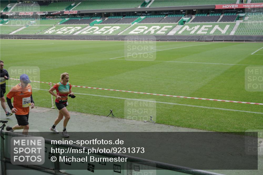 05.10.2025 - 20. swb-Marathon Bremen Michael Burmester http://msf.ph/oto/9231373 05.10.2025 10:30:11 Laufen im Stadion 7202, 7733, 8866, 9014, 9199, 9209, 9233, 9240, 9255, 9259, 9261, 9299, 9317, 9369, 9385, 9435, 9437, 9452, 9485, 9578, 9579, 9583, 9630, 9658, 9663, 9689, 9704, 9740, 9761, 9803, 9832, 9889, 9906, 9966, 9975, 10022, 10043, 10118, 10159, 10170, 10221, 10224, 10227, 10241, 10246, 10346, 10376, 10392, 10432, 10443, 10507, 10534, 10548, 10581, 10584, 10673, 10726, 10781, 10868, 10873, 10877, 10923, 10932, 10968, 11022, 11091, 11177, 11208, 11298, 11319, 8787 meine-sportfotos.de