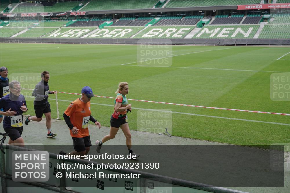05.10.2025 - 20. swb-Marathon Bremen Michael Burmester http://msf.ph/oto/9231390 05.10.2025 10:30:11 Laufen im Stadion 7202, 7733, 8866, 9014, 9199, 9209, 9233, 9240, 9255, 9259, 9261, 9299, 9317, 9369, 9385, 9435, 9437, 9452, 9485, 9578, 9579, 9583, 9630, 9658, 9663, 9689, 9704, 9740, 9761, 9803, 9832, 9889, 9906, 9966, 9975, 10022, 10043, 10118, 10159, 10170, 10221, 10224, 10227, 10241, 10246, 10346, 10376, 10392, 10432, 10443, 10507, 10534, 10548, 10581, 10584, 10673, 10726, 10781, 10868, 10873, 10877, 10923, 10932, 10968, 11022, 11091, 11177, 11208, 11298, 11319, 8787 meine-sportfotos.de
