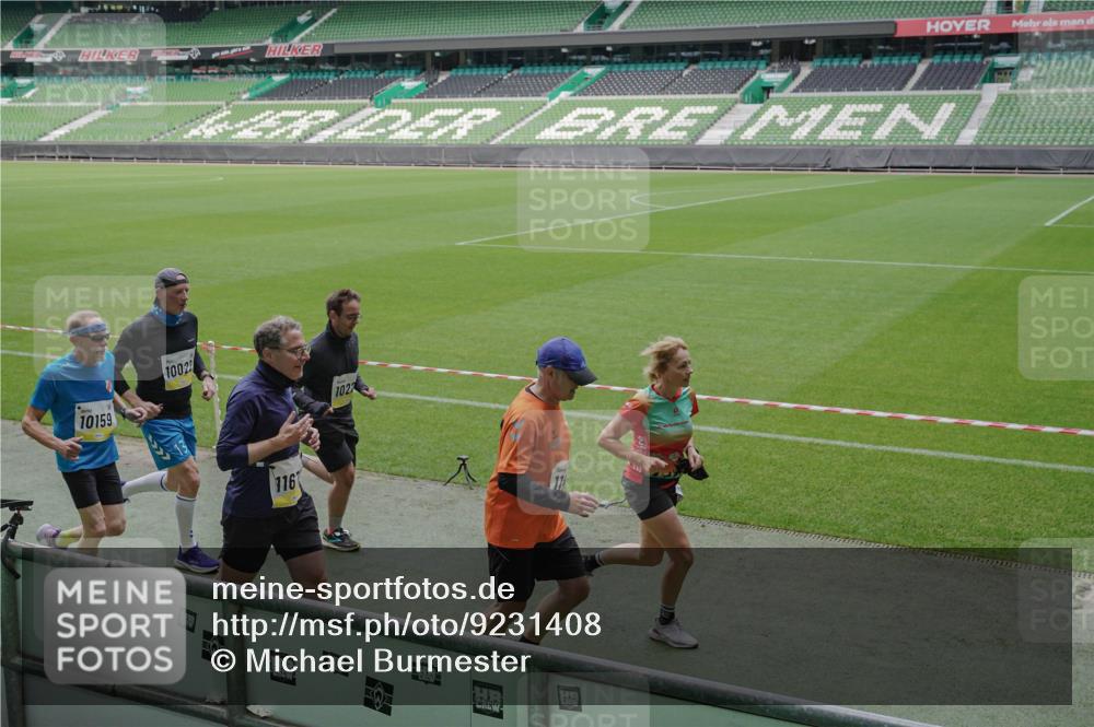 05.10.2025 - 20. swb-Marathon Bremen Michael Burmester http://msf.ph/oto/9231408 05.10.2025 10:30:12 Laufen im Stadion 7202, 7733, 8866, 9014, 9199, 9209, 9233, 9240, 9251, 9255, 9259, 9261, 9299, 9317, 9369, 9385, 9435, 9437, 9452, 9485, 9578, 9579, 9583, 9630, 9658, 9663, 9689, 9704, 9740, 9761, 9803, 9832, 9888, 9889, 9906, 9966, 9975, 10022, 10043, 10118, 10159, 10170, 10221, 10224, 10227, 10241, 10246, 10346, 10376, 10392, 10432, 10443, 10507, 10534, 10548, 10581, 10584, 10673, 10726, 10781, 10868, 10873, 10877, 10923, 10932, 10968, 11091, 11177, 11208, 11298, 11319, 8787 meine-sportfotos.de