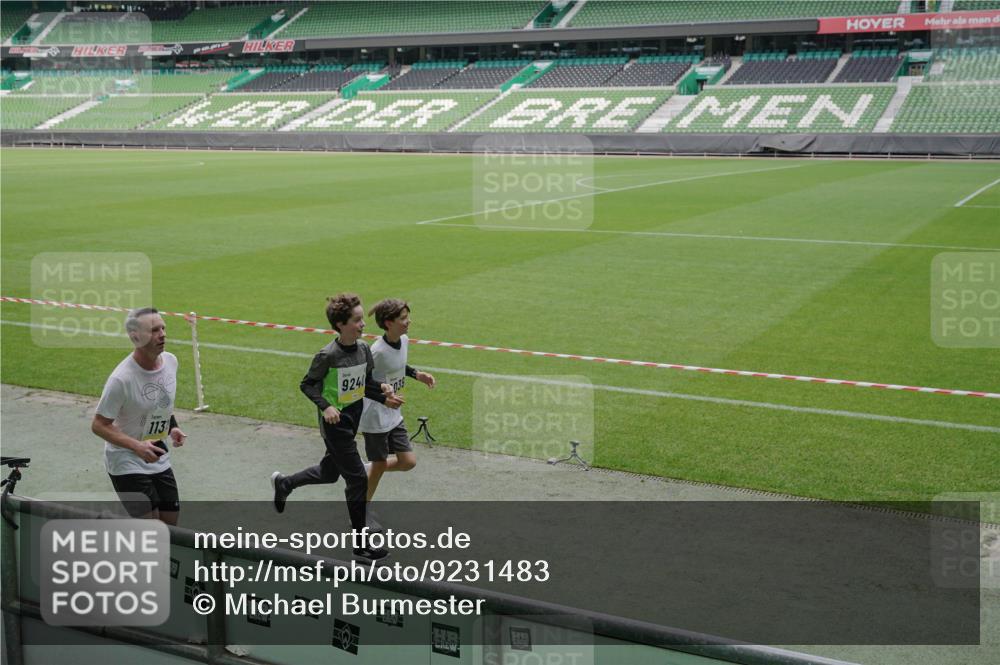 05.10.2025 - 20. swb-Marathon Bremen Michael Burmester http://msf.ph/oto/9231483 05.10.2025 10:30:16 Laufen im Stadion 7202, 7733, 8866, 9014, 9199, 9209, 9233, 9240, 9251, 9255, 9259, 9261, 9299, 9317, 9369, 9385, 9435, 9437, 9452, 9482, 9485, 9578, 9579, 9583, 9658, 9663, 9689, 9704, 9740, 9761, 9803, 9832, 9888, 9889, 9906, 9966, 9975, 9987, 10022, 10043, 10118, 10159, 10170, 10221, 10224, 10227, 10241, 10246, 10254, 10346, 10376, 10392, 10432, 10443, 10507, 10534, 10548, 10581, 10584, 10673, 10726, 10781, 10868, 10873, 10923, 10932, 10968, 11091, 11177, 11208, 11298, 11319, 8787 meine-sportfotos.de