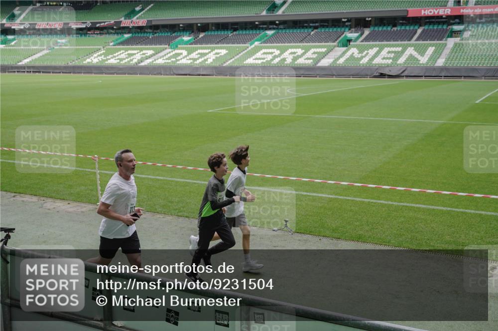 05.10.2025 - 20. swb-Marathon Bremen Michael Burmester http://msf.ph/oto/9231504 05.10.2025 10:30:16 Laufen im Stadion 7202, 7733, 8866, 9014, 9199, 9209, 9233, 9240, 9251, 9255, 9259, 9261, 9299, 9317, 9369, 9385, 9435, 9437, 9452, 9482, 9485, 9578, 9579, 9583, 9658, 9663, 9689, 9704, 9740, 9761, 9803, 9832, 9888, 9889, 9906, 9966, 9975, 9987, 10022, 10043, 10118, 10159, 10170, 10221, 10224, 10227, 10241, 10246, 10254, 10346, 10376, 10392, 10432, 10443, 10507, 10534, 10548, 10581, 10584, 10673, 10726, 10781, 10868, 10873, 10923, 10932, 10968, 11091, 11177, 11208, 11298, 11319, 8787 meine-sportfotos.de