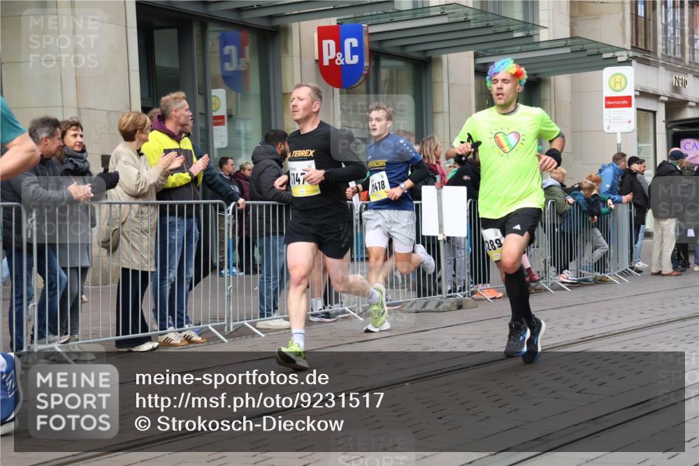 05.10.2025 - 20. swb-Marathon Bremen Strokosch-Dieckow http://msf.ph/oto/9231517 05.10.2025 10:39:25 Ziel 9213, 9289, 9671, 9922, 10052, 10171, 10175, 10176, 10525, 10753, 11335, 11349, 11418, 11474, 9213, 9289, 9671, 9922, 10052, 10171, 10175, 10176, 10525, 10753, 11335, 11349, 11418, 11474 meine-sportfotos.de