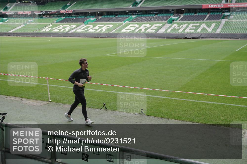 05.10.2025 - 20. swb-Marathon Bremen Michael Burmester http://msf.ph/oto/9231521 05.10.2025 10:30:20 Laufen im Stadion 7202, 7733, 8866, 9014, 9199, 9209, 9230, 9240, 9251, 9255, 9259, 9261, 9299, 9317, 9369, 9435, 9452, 9482, 9485, 9501, 9578, 9579, 9583, 9658, 9663, 9740, 9803, 9832, 9888, 9906, 9966, 9975, 9987, 10022, 10043, 10118, 10159, 10170, 10221, 10224, 10227, 10241, 10246, 10254, 10346, 10376, 10392, 10432, 10443, 10507, 10534, 10548, 10581, 10584, 10625, 10673, 10726, 10781, 10873, 10923, 10932, 11091, 11177, 11298, 11319, 8787 meine-sportfotos.de