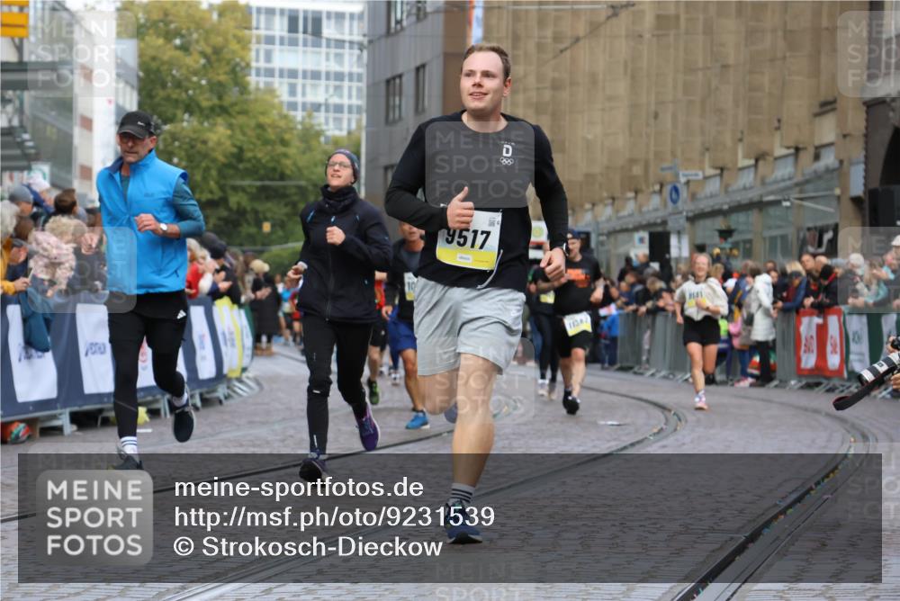 05.10.2025 - 20. swb-Marathon Bremen Strokosch-Dieckow http://msf.ph/oto/9231539 05.10.2025 10:52:42 Ziel 9209, 9214, 9501, 9517, 9581, 10308, 10309, 10833, 10997, 11012, 11382, 11417, 11587 meine-sportfotos.de