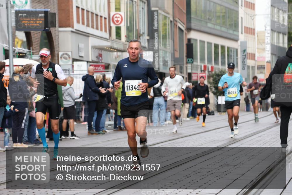 05.10.2025 - 20. swb-Marathon Bremen Strokosch-Dieckow http://msf.ph/oto/9231557 05.10.2025 10:39:29 Ziel 9213, 9289, 9922, 10052, 10171, 10175, 10176, 10276, 10753, 11335, 11349, 11418, 9213, 9289, 9922, 10052, 10171, 10175, 10176, 10276, 10753, 11335, 11349, 11418 meine-sportfotos.de