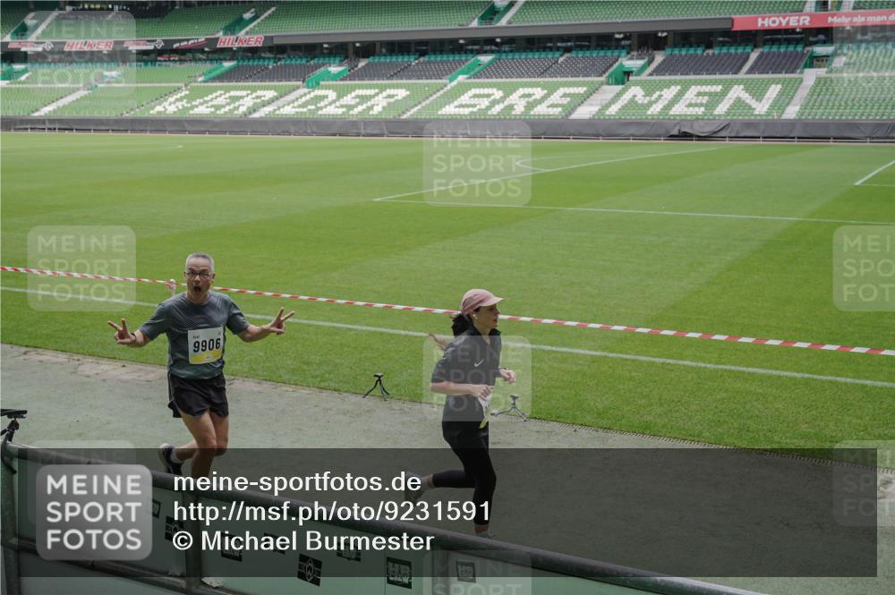 05.10.2025 - 20. swb-Marathon Bremen Michael Burmester http://msf.ph/oto/9231591 05.10.2025 10:30:23 Laufen im Stadion 7202, 7733, 8866, 9014, 9199, 9209, 9230, 9240, 9251, 9255, 9259, 9261, 9299, 9317, 9369, 9435, 9452, 9482, 9485, 9501, 9578, 9579, 9658, 9663, 9740, 9803, 9832, 9888, 9906, 9966, 9975, 9987, 10022, 10043, 10118, 10159, 10170, 10221, 10224, 10227, 10241, 10246, 10254, 10346, 10376, 10378, 10392, 10432, 10443, 10507, 10534, 10548, 10581, 10584, 10625, 10673, 10726, 10781, 10873, 10923, 10932, 11091, 11177, 11298, 11319, 8787 meine-sportfotos.de