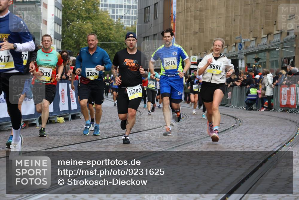 05.10.2025 - 20. swb-Marathon Bremen Strokosch-Dieckow http://msf.ph/oto/9231625 05.10.2025 10:52:46 Ziel 9214, 9284, 9501, 9581, 9830, 9985, 10308, 10309, 10514, 10833, 10997, 11012, 11382, 11417, 11587 meine-sportfotos.de
