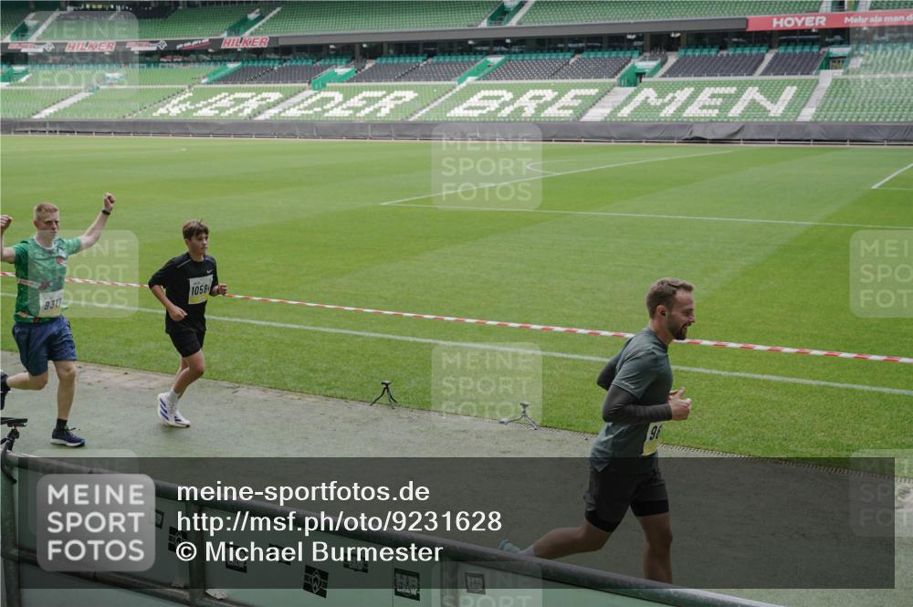 05.10.2025 - 20. swb-Marathon Bremen Michael Burmester http://msf.ph/oto/9231628 05.10.2025 10:30:25 Laufen im Stadion 7202, 7733, 8866, 9014, 9199, 9209, 9214, 9230, 9240, 9251, 9255, 9259, 9261, 9299, 9317, 9333, 9369, 9435, 9452, 9482, 9501, 9578, 9579, 9658, 9663, 9740, 9787, 9803, 9832, 9888, 9894, 9906, 9966, 9975, 9987, 10022, 10043, 10066, 10118, 10159, 10170, 10221, 10224, 10227, 10241, 10246, 10254, 10346, 10376, 10378, 10380, 10392, 10432, 10443, 10507, 10548, 10556, 10581, 10584, 10625, 10673, 10726, 10781, 10873, 10923, 10932, 11091, 11177, 11298, 11319, 8787 meine-sportfotos.de
