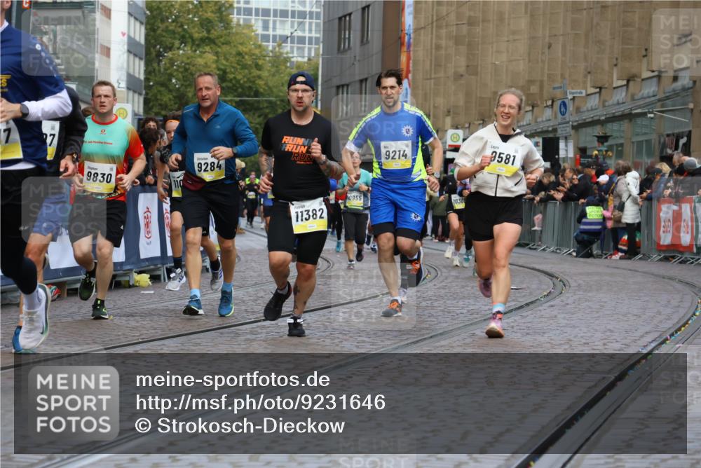 05.10.2025 - 20. swb-Marathon Bremen Strokosch-Dieckow http://msf.ph/oto/9231646 05.10.2025 10:52:46 Ziel 9214, 9284, 9501, 9581, 9830, 9985, 10308, 10309, 10514, 10833, 10997, 11012, 11382, 11417, 11587 meine-sportfotos.de