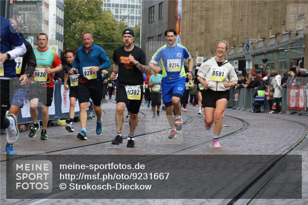 05.10.2025 - 20. swb-Marathon Bremen Strokosch-Dieckow http://msf.ph/oto/9231667 05.10.2025 10:52:46 Ziel 9214, 9284, 9501, 9581, 9830, 9985, 10308, 10309, 10514, 10833, 10997, 11012, 11382, 11417, 11587 meine-sportfotos.de