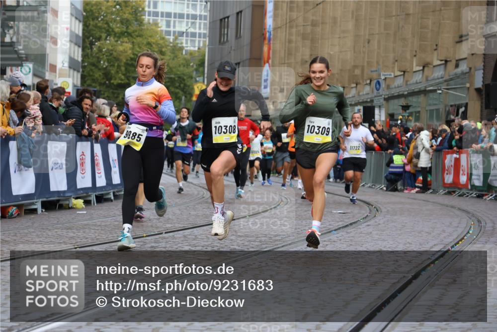 05.10.2025 - 20. swb-Marathon Bremen Strokosch-Dieckow http://msf.ph/oto/9231683 05.10.2025 10:52:51 Ziel 9214, 9284, 9501, 9581, 9830, 9985, 10308, 10309, 10514, 10779, 10955, 10997, 11382, 11417 meine-sportfotos.de