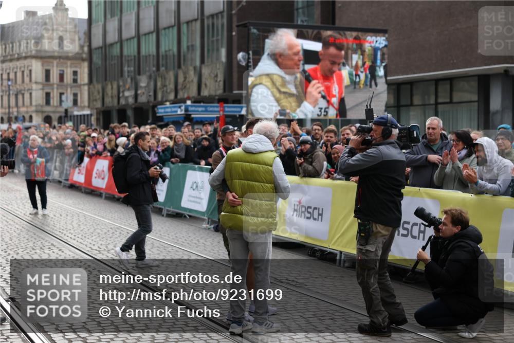 05.10.2025 - 20. swb-Marathon Bremen Yannick Fuchs http://msf.ph/oto/9231699 05.10.2025 10:27:47 Ziel  meine-sportfotos.de