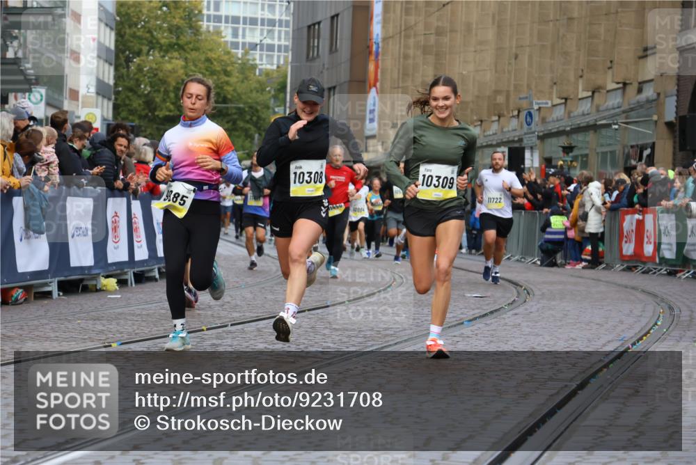 05.10.2025 - 20. swb-Marathon Bremen Strokosch-Dieckow http://msf.ph/oto/9231708 05.10.2025 10:52:52 Ziel 9187, 9214, 9284, 9501, 9830, 9918, 9985, 10308, 10309, 10514, 10779, 10955, 10997, 11722 meine-sportfotos.de
