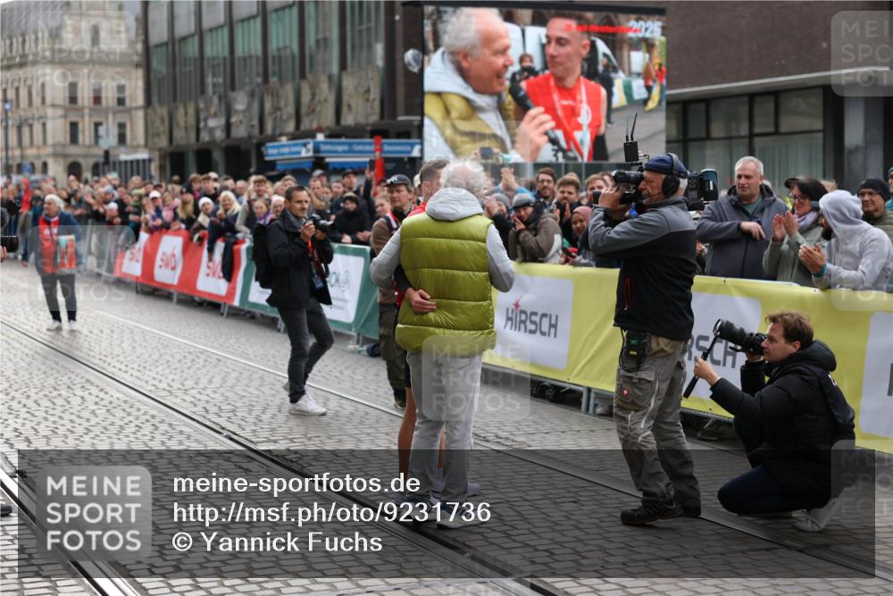 05.10.2025 - 20. swb-Marathon Bremen Yannick Fuchs http://msf.ph/oto/9231736 05.10.2025 10:27:48 Ziel  meine-sportfotos.de