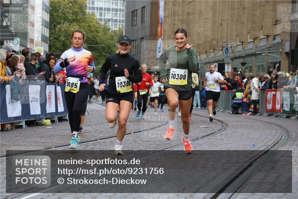 05.10.2025 - 20. swb-Marathon Bremen Strokosch-Dieckow http://msf.ph/oto/9231756 05.10.2025 10:52:52 Ziel 9187, 9214, 9284, 9501, 9830, 9918, 9985, 10308, 10309, 10514, 10779, 10955, 10997, 11722 meine-sportfotos.de