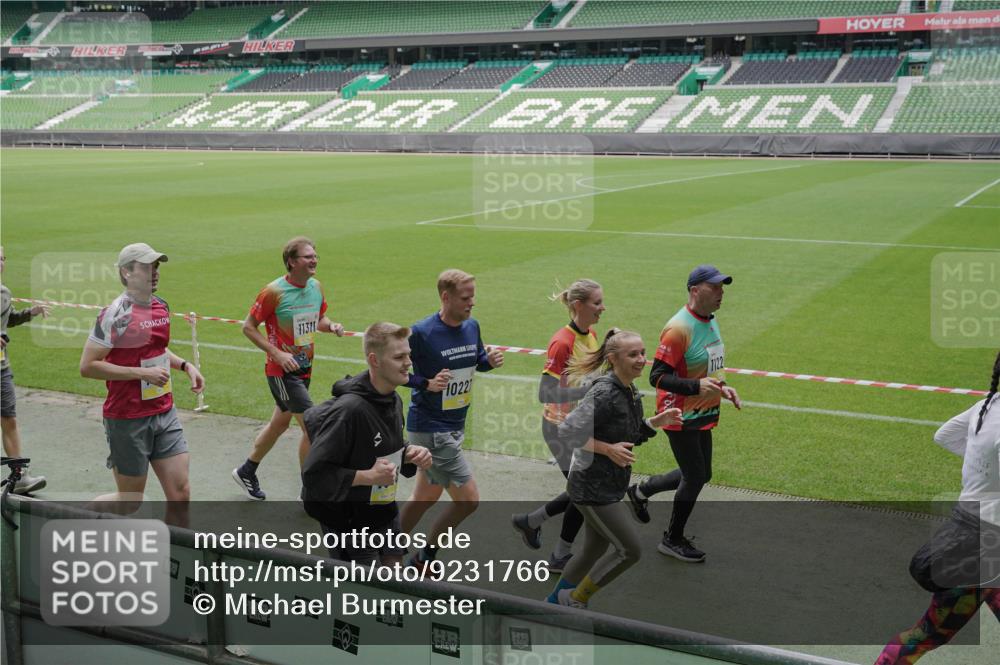05.10.2025 - 20. swb-Marathon Bremen Michael Burmester http://msf.ph/oto/9231766 05.10.2025 10:30:29 Laufen im Stadion 7202, 7733, 9199, 9209, 9214, 9230, 9240, 9251, 9255, 9259, 9261, 9299, 9317, 9333, 9399, 9435, 9452, 9482, 9501, 9578, 9579, 9658, 9663, 9676, 9787, 9803, 9832, 9888, 9894, 9906, 9966, 9975, 9987, 10022, 10043, 10066, 10159, 10221, 10224, 10227, 10241, 10246, 10251, 10254, 10346, 10376, 10378, 10380, 10392, 10432, 10443, 10507, 10548, 10556, 10581, 10584, 10625, 10673, 10781, 10873, 10923, 10932, 11091, 11177, 11298, 11319, 9014, 9369, 10170 meine-sportfotos.de