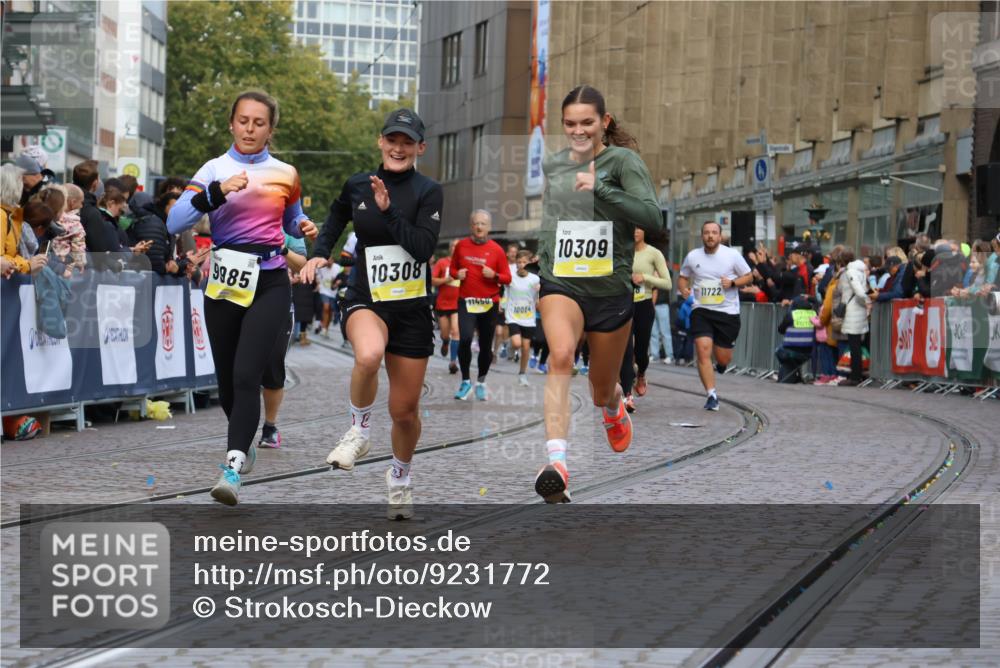 05.10.2025 - 20. swb-Marathon Bremen Strokosch-Dieckow http://msf.ph/oto/9231772 05.10.2025 10:52:52 Ziel 9187, 9214, 9284, 9501, 9830, 9918, 9985, 10308, 10309, 10514, 10779, 10955, 10997, 11722 meine-sportfotos.de