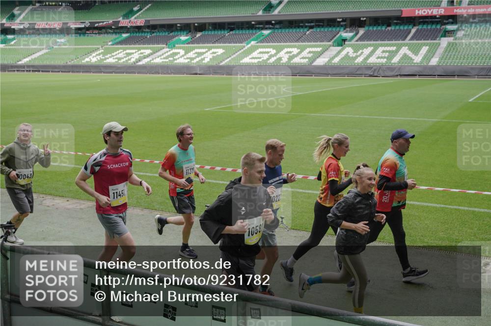 05.10.2025 - 20. swb-Marathon Bremen Michael Burmester http://msf.ph/oto/9231782 05.10.2025 10:30:29 Laufen im Stadion 7202, 7733, 9199, 9209, 9214, 9230, 9240, 9251, 9255, 9259, 9261, 9299, 9317, 9333, 9399, 9435, 9452, 9482, 9501, 9578, 9579, 9658, 9663, 9676, 9787, 9803, 9832, 9888, 9894, 9906, 9966, 9975, 9987, 10022, 10043, 10066, 10159, 10221, 10224, 10227, 10241, 10246, 10251, 10254, 10346, 10376, 10378, 10380, 10392, 10432, 10443, 10507, 10548, 10556, 10581, 10584, 10625, 10673, 10781, 10873, 10923, 10932, 11091, 11177, 11298, 11319, 9014, 9369, 10170 meine-sportfotos.de