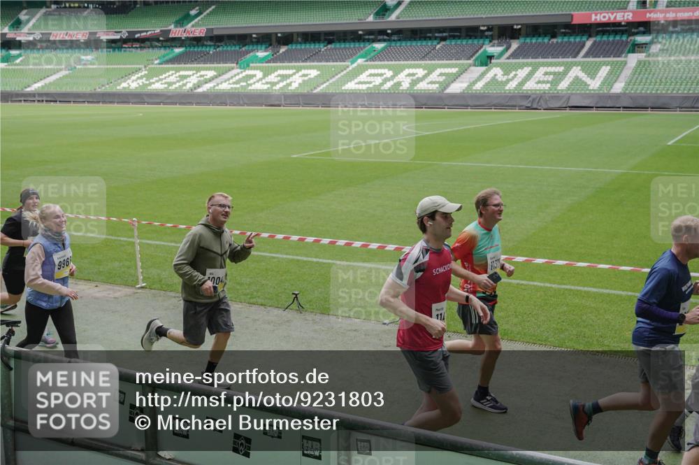 05.10.2025 - 20. swb-Marathon Bremen Michael Burmester http://msf.ph/oto/9231803 05.10.2025 10:30:30 Laufen im Stadion 7202, 7733, 9199, 9209, 9214, 9230, 9240, 9251, 9255, 9259, 9261, 9299, 9317, 9333, 9399, 9435, 9452, 9482, 9501, 9578, 9579, 9658, 9663, 9676, 9787, 9803, 9832, 9888, 9894, 9906, 9966, 9975, 9987, 10022, 10043, 10066, 10159, 10221, 10224, 10227, 10241, 10246, 10251, 10254, 10346, 10376, 10378, 10380, 10392, 10432, 10443, 10507, 10548, 10556, 10581, 10584, 10625, 10673, 10781, 10873, 10923, 10932, 11091, 11177, 11298, 11319, 9014, 9369, 10170, 10932 meine-sportfotos.de
