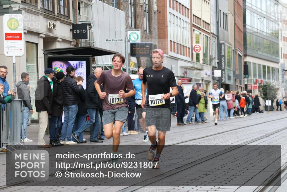 05.10.2025 - 20. swb-Marathon Bremen Strokosch-Dieckow http://msf.ph/oto/9231807 05.10.2025 10:39:39 Ziel 9213, 9922, 10052, 10171, 10175, 10176, 10276, 11335, 11567, 9213, 9922, 10052, 10171, 10175, 10176, 10276, 11335, 11567 meine-sportfotos.de