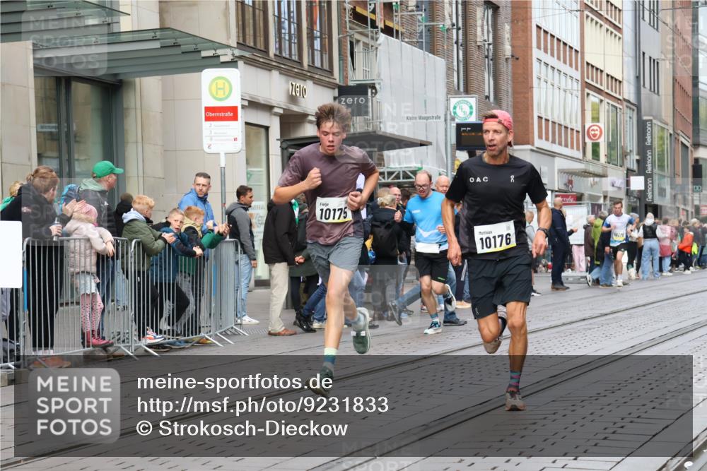 05.10.2025 - 20. swb-Marathon Bremen Strokosch-Dieckow http://msf.ph/oto/9231833 05.10.2025 10:39:40 Ziel 9213, 9922, 10052, 10171, 10175, 10176, 10276, 11335, 11567, 9213, 9922, 10052, 10171, 10175, 10176, 10276, 11335, 11567 meine-sportfotos.de