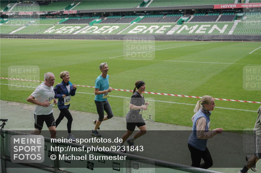 05.10.2025 - 20. swb-Marathon Bremen Michael Burmester http://msf.ph/oto/9231843 05.10.2025 10:30:31 Laufen im Stadion 7202, 7733, 9199, 9209, 9214, 9230, 9240, 9251, 9255, 9259, 9261, 9299, 9317, 9333, 9399, 9435, 9452, 9482, 9501, 9578, 9579, 9658, 9663, 9676, 9787, 9803, 9832, 9888, 9894, 9906, 9966, 9975, 9987, 10022, 10043, 10066, 10159, 10221, 10224, 10227, 10241, 10246, 10251, 10254, 10346, 10376, 10378, 10380, 10392, 10432, 10443, 10507, 10548, 10556, 10581, 10584, 10625, 10673, 10781, 10873, 10923, 11091, 11177, 11298, 11319, 9014, 9369, 9578, 10170, 10932 meine-sportfotos.de