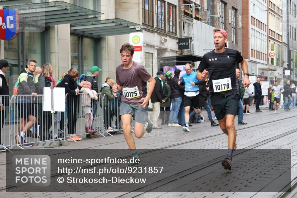05.10.2025 - 20. swb-Marathon Bremen Strokosch-Dieckow http://msf.ph/oto/9231857 05.10.2025 10:39:40 Ziel 9213, 9922, 10052, 10171, 10175, 10176, 10276, 11335, 11567, 9213, 9922, 10052, 10171, 10175, 10176, 10276, 11335, 11567 meine-sportfotos.de