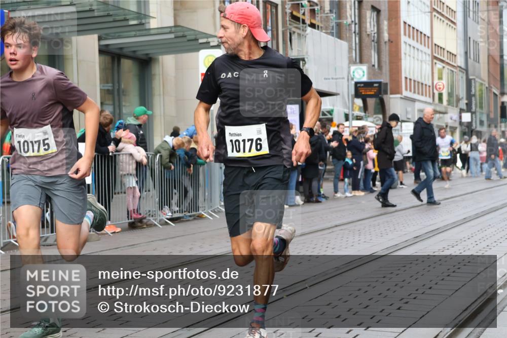 05.10.2025 - 20. swb-Marathon Bremen Strokosch-Dieckow http://msf.ph/oto/9231877 05.10.2025 10:39:41 Ziel 9213, 9922, 10052, 10171, 10175, 10176, 10276, 11335, 11567, 9213, 9922, 10052, 10171, 10175, 10176, 10276, 11335, 11567 meine-sportfotos.de