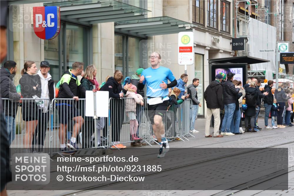 05.10.2025 - 20. swb-Marathon Bremen Strokosch-Dieckow http://msf.ph/oto/9231885 05.10.2025 10:39:42 Ziel 9213, 9922, 10052, 10171, 10175, 10176, 10276, 11335, 11567, 9213, 9922, 10052, 10171, 10175, 10176, 10276, 11335, 11567 meine-sportfotos.de