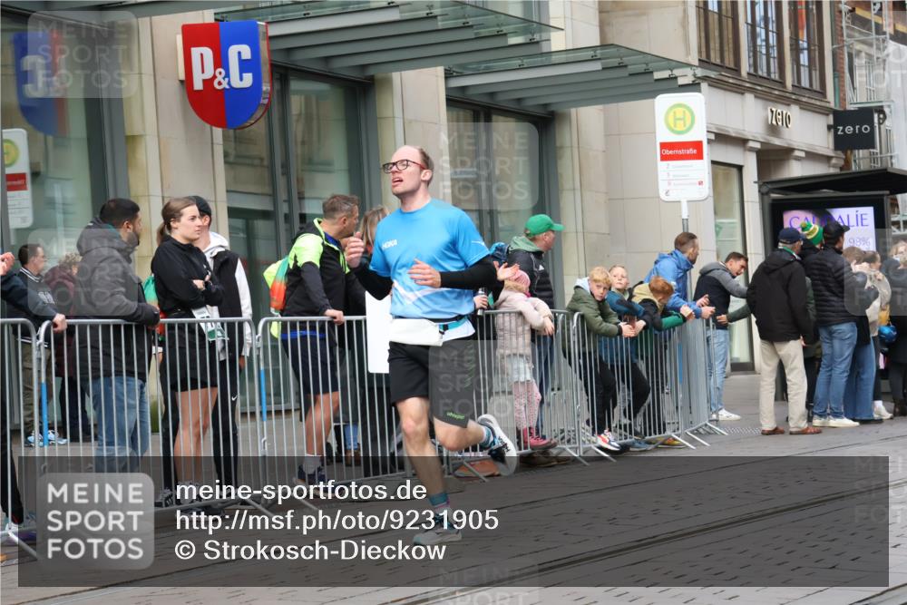 05.10.2025 - 20. swb-Marathon Bremen Strokosch-Dieckow http://msf.ph/oto/9231905 05.10.2025 10:39:42 Ziel 9213, 9922, 10052, 10171, 10175, 10176, 10276, 11335, 11567, 9213, 9922, 10052, 10171, 10175, 10176, 10276, 11335, 11567 meine-sportfotos.de