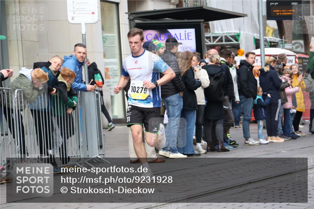 05.10.2025 - 20. swb-Marathon Bremen Strokosch-Dieckow http://msf.ph/oto/9231928 05.10.2025 10:39:46 Ziel 9213, 10276, 11567, 9213, 10276, 11567 meine-sportfotos.de