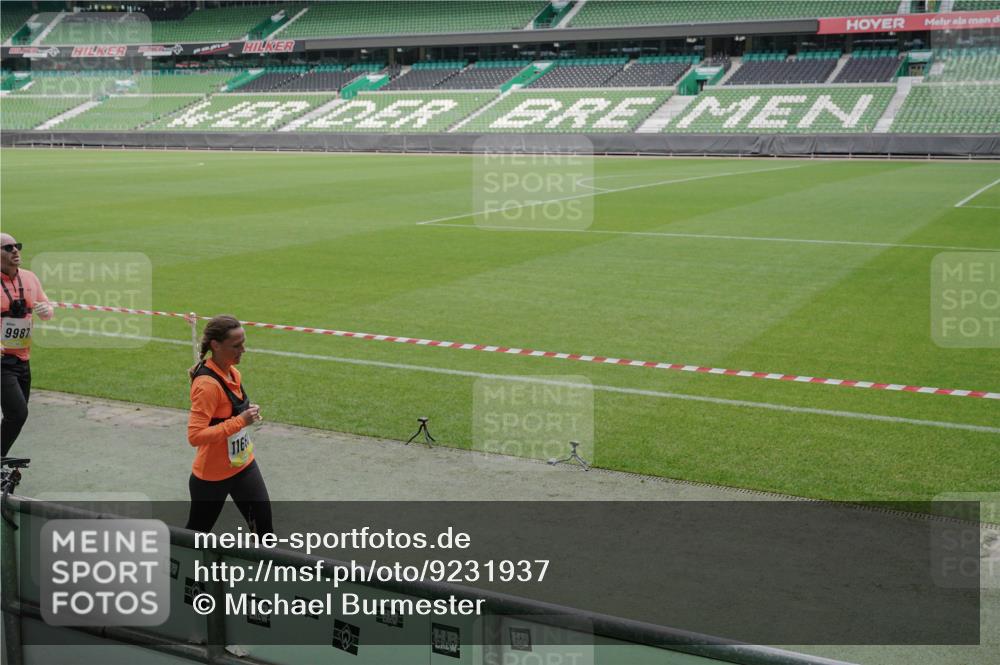 05.10.2025 - 20. swb-Marathon Bremen Michael Burmester http://msf.ph/oto/9231937 05.10.2025 10:30:36 Laufen im Stadion 7202, 7733, 9199, 9209, 9214, 9230, 9240, 9251, 9255, 9259, 9261, 9299, 9317, 9333, 9399, 9435, 9452, 9482, 9501, 9645, 9663, 9676, 9683, 9787, 9832, 9888, 9894, 9906, 9966, 9975, 9987, 10022, 10043, 10066, 10159, 10221, 10224, 10227, 10241, 10246, 10251, 10254, 10346, 10376, 10378, 10380, 10392, 10443, 10507, 10548, 10556, 10581, 10584, 10625, 10673, 10781, 10873, 11091, 11177, 11319, 9014, 9369, 9578, 9579, 9658, 9803, 10170, 10432, 10923, 10932 meine-sportfotos.de