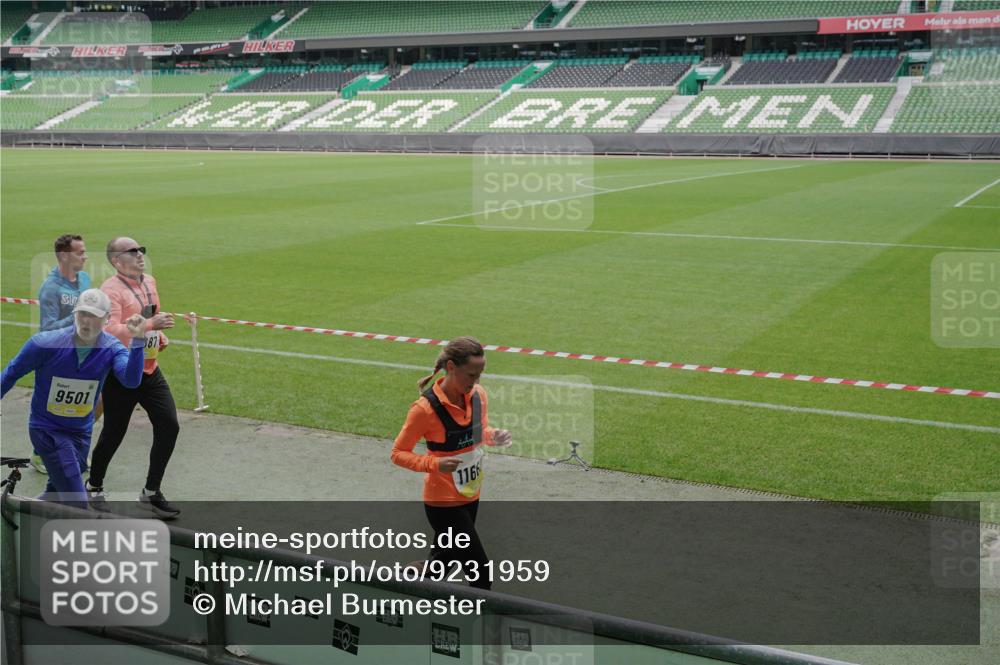 05.10.2025 - 20. swb-Marathon Bremen Michael Burmester http://msf.ph/oto/9231959 05.10.2025 10:30:36 Laufen im Stadion 7202, 7733, 9199, 9209, 9214, 9230, 9240, 9251, 9255, 9259, 9261, 9299, 9317, 9333, 9399, 9435, 9452, 9482, 9501, 9645, 9663, 9676, 9683, 9787, 9832, 9888, 9894, 9906, 9966, 9975, 9987, 10022, 10043, 10066, 10159, 10221, 10224, 10227, 10241, 10246, 10251, 10254, 10346, 10376, 10378, 10380, 10392, 10443, 10507, 10548, 10556, 10581, 10584, 10625, 10673, 10781, 10873, 11091, 11177, 11319, 9014, 9369, 9578, 9579, 9658, 9803, 10170, 10432, 10923, 10932 meine-sportfotos.de