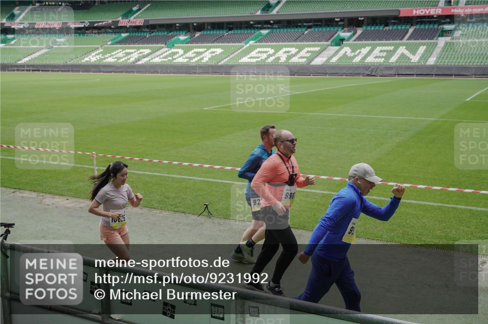 05.10.2025 - 20. swb-Marathon Bremen Michael Burmester http://msf.ph/oto/9231992 05.10.2025 10:30:37 Laufen im Stadion 7202, 7733, 9199, 9209, 9214, 9230, 9240, 9251, 9255, 9259, 9261, 9299, 9317, 9333, 9399, 9435, 9452, 9482, 9501, 9645, 9663, 9676, 9683, 9708, 9787, 9832, 9888, 9894, 9906, 9966, 9975, 9987, 10022, 10043, 10066, 10159, 10221, 10224, 10227, 10241, 10246, 10251, 10254, 10346, 10376, 10378, 10380, 10392, 10443, 10479, 10507, 10548, 10556, 10581, 10584, 10625, 10673, 10781, 10873, 11091, 11177, 11319, 9014, 9261, 9369, 9578, 9579, 9658, 9803, 10170, 10432, 10923, 10932 meine-sportfotos.de