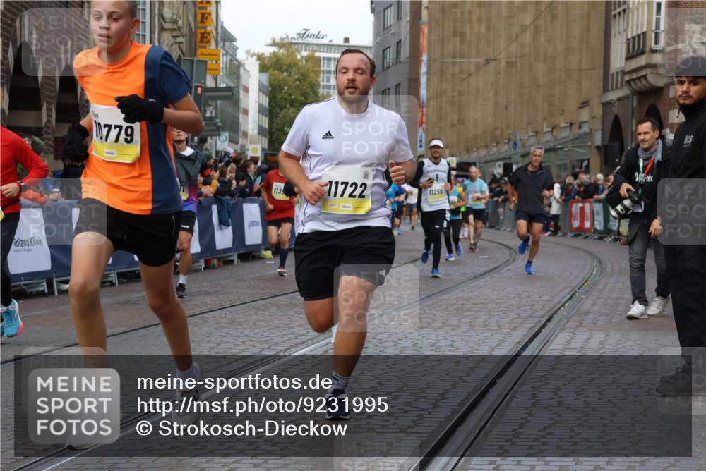 05.10.2025 - 20. swb-Marathon Bremen Strokosch-Dieckow http://msf.ph/oto/9231995 05.10.2025 10:53:01 Ziel 9187, 9650, 9918, 10064, 10128, 10539, 10779, 11259, 11300, 11398, 11411, 11450, 11722 meine-sportfotos.de