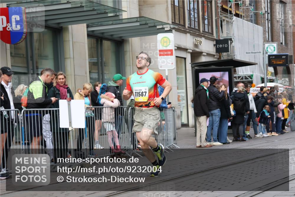 05.10.2025 - 20. swb-Marathon Bremen Strokosch-Dieckow http://msf.ph/oto/9232004 05.10.2025 10:39:59 Ziel 10070, 10565, 10658, 10686, 11567, 10070, 10565, 10658, 10686, 11567 meine-sportfotos.de