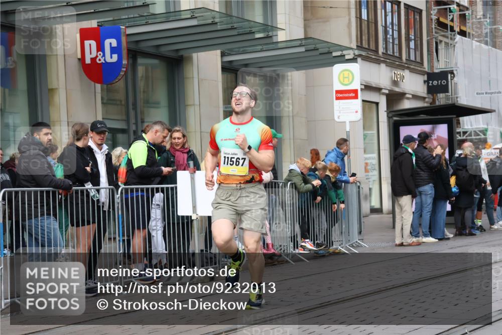 05.10.2025 - 20. swb-Marathon Bremen Strokosch-Dieckow http://msf.ph/oto/9232013 05.10.2025 10:39:59 Ziel 10070, 10565, 10658, 10686, 11567, 10070, 10565, 10658, 10686, 11567 meine-sportfotos.de