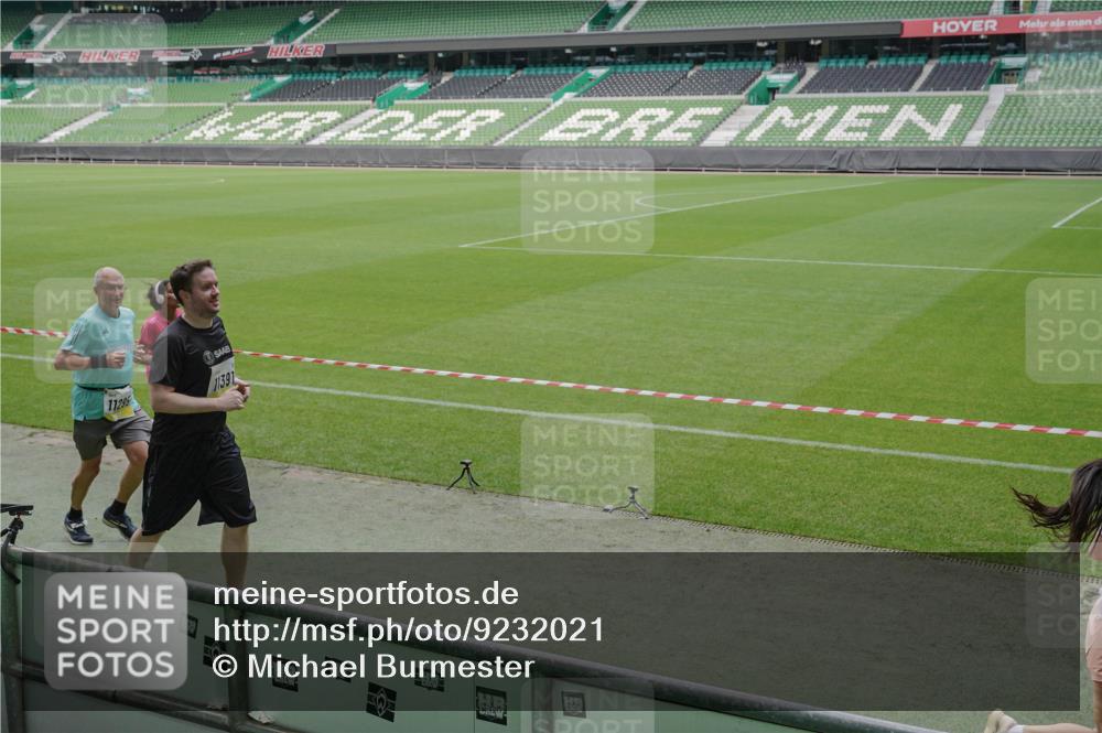 05.10.2025 - 20. swb-Marathon Bremen Michael Burmester http://msf.ph/oto/9232021 05.10.2025 10:30:39 Laufen im Stadion 7202, 7733, 9209, 9214, 9230, 9240, 9251, 9255, 9259, 9299, 9317, 9333, 9399, 9435, 9452, 9482, 9501, 9645, 9663, 9676, 9683, 9708, 9787, 9832, 9888, 9894, 9906, 9966, 9975, 9987, 10022, 10043, 10066, 10159, 10221, 10224, 10227, 10241, 10251, 10254, 10346, 10376, 10378, 10380, 10392, 10443, 10479, 10507, 10548, 10556, 10581, 10584, 10625, 10673, 10873, 11091, 11177, 11319, 7202, 9014, 9199, 9261, 9369, 9578, 9579, 9658, 9803, 10170, 10432, 10923, 10932 meine-sportfotos.de
